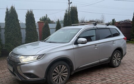 Mitsubishi Outlander III рестайлинг 3, 2019 год, 2 050 000 рублей, 6 фотография