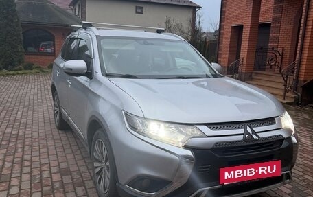 Mitsubishi Outlander III рестайлинг 3, 2019 год, 2 050 000 рублей, 3 фотография