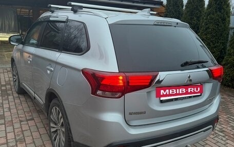 Mitsubishi Outlander III рестайлинг 3, 2019 год, 2 050 000 рублей, 2 фотография