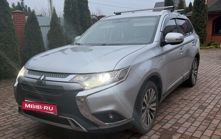 Mitsubishi Outlander III рестайлинг 3, 2019 год, 2 050 000 рублей, 7 фотография