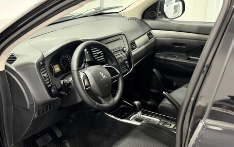 Mitsubishi Outlander III рестайлинг 3, 2018 год, 1 895 000 рублей, 8 фотография