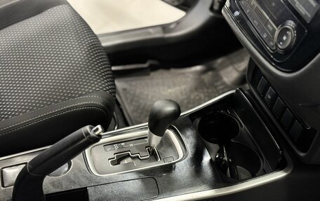 Mitsubishi Outlander III рестайлинг 3, 2018 год, 1 895 000 рублей, 11 фотография