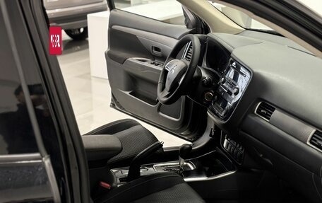 Mitsubishi Outlander III рестайлинг 3, 2018 год, 1 895 000 рублей, 12 фотография