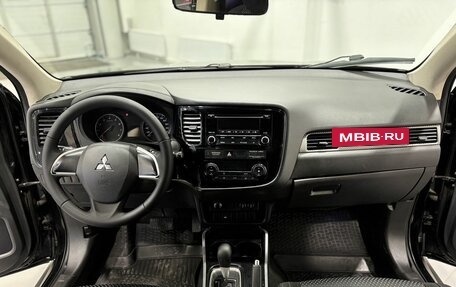 Mitsubishi Outlander III рестайлинг 3, 2018 год, 1 895 000 рублей, 13 фотография