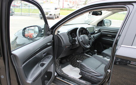 Mitsubishi Outlander III рестайлинг 3, 2018 год, 2 499 000 рублей, 11 фотография