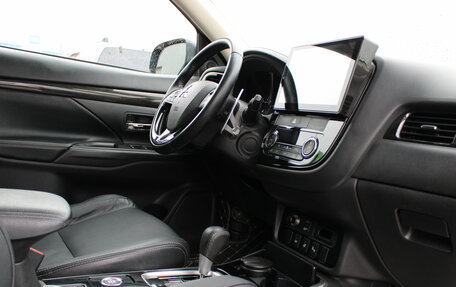 Mitsubishi Outlander III рестайлинг 3, 2018 год, 2 499 000 рублей, 21 фотография