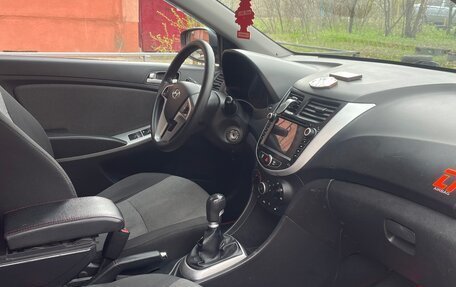 Hyundai Solaris II рестайлинг, 2011 год, 800 000 рублей, 7 фотография