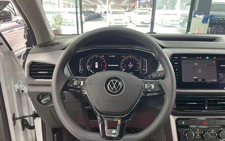 Volkswagen T-Cross I, 2023 год, 1 620 000 рублей, 8 фотография