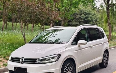 Volkswagen Touran III, 2022 год, 2 350 000 рублей, 1 фотография