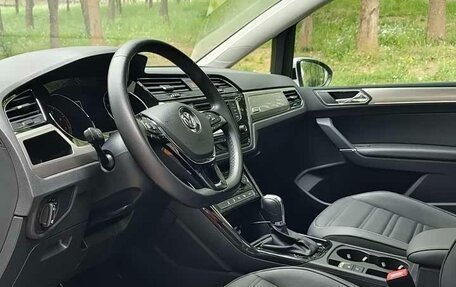 Volkswagen Touran III, 2022 год, 2 350 000 рублей, 8 фотография