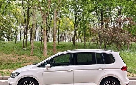 Volkswagen Touran III, 2022 год, 2 350 000 рублей, 5 фотография