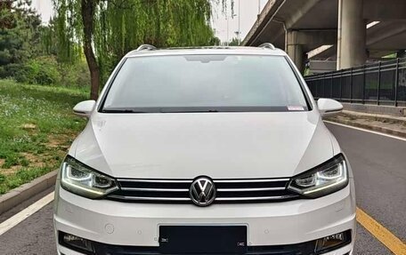 Volkswagen Touran III, 2022 год, 2 350 000 рублей, 2 фотография