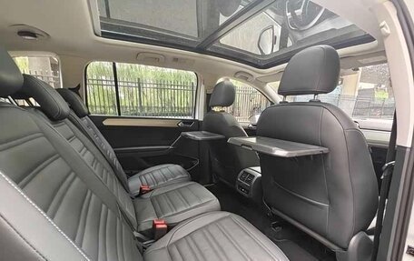 Volkswagen Touran III, 2022 год, 2 350 000 рублей, 16 фотография