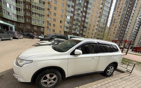 Mitsubishi Outlander III рестайлинг 3, 2014 год, 1 350 000 рублей, 3 фотография