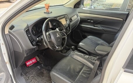 Mitsubishi Outlander III рестайлинг 3, 2014 год, 1 350 000 рублей, 10 фотография