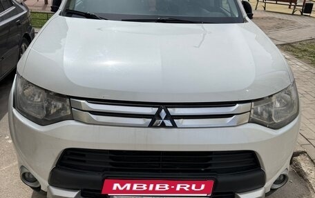 Mitsubishi Outlander III рестайлинг 3, 2014 год, 1 350 000 рублей, 2 фотография