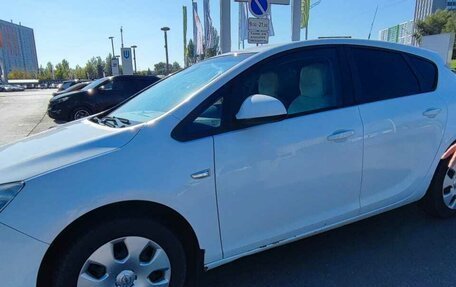 Opel Astra J, 2010 год, 640 000 рублей, 2 фотография