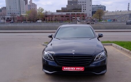 Mercedes-Benz E-Класс, 2020 год, 3 300 000 рублей, 1 фотография