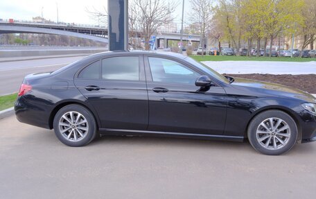Mercedes-Benz E-Класс, 2020 год, 3 300 000 рублей, 4 фотография