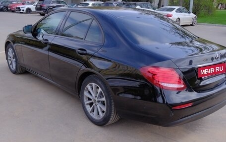 Mercedes-Benz E-Класс, 2020 год, 3 300 000 рублей, 5 фотография