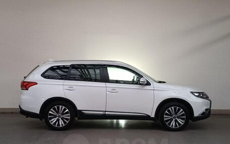 Mitsubishi Outlander III рестайлинг 3, 2019 год, 1 950 000 рублей, 3 фотография