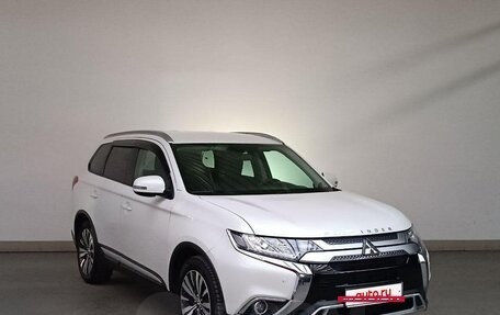 Mitsubishi Outlander III рестайлинг 3, 2019 год, 1 950 000 рублей, 2 фотография