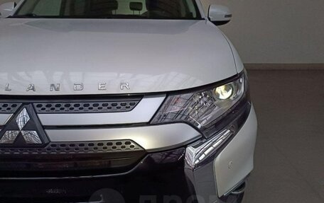 Mitsubishi Outlander III рестайлинг 3, 2019 год, 1 950 000 рублей, 8 фотография