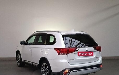 Mitsubishi Outlander III рестайлинг 3, 2019 год, 1 950 000 рублей, 6 фотография