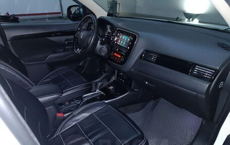 Mitsubishi Outlander III рестайлинг 3, 2019 год, 1 950 000 рублей, 12 фотография