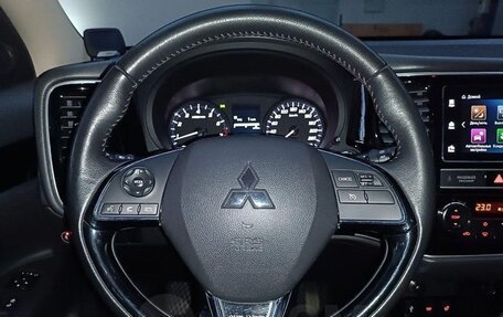 Mitsubishi Outlander III рестайлинг 3, 2019 год, 1 950 000 рублей, 13 фотография