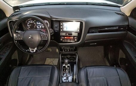 Mitsubishi Outlander III рестайлинг 3, 2019 год, 1 950 000 рублей, 11 фотография