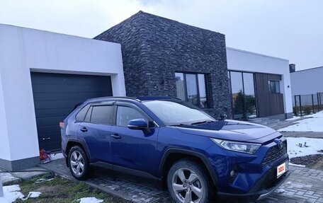 Toyota RAV4, 2021 год, 3 150 000 рублей, 2 фотография