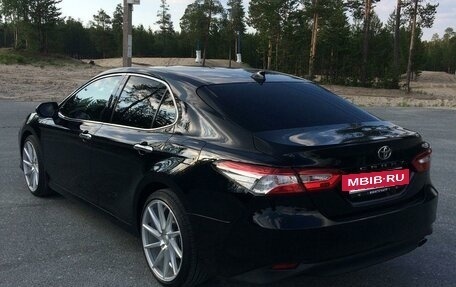 Toyota Camry, 2019 год, 2 850 000 рублей, 2 фотография