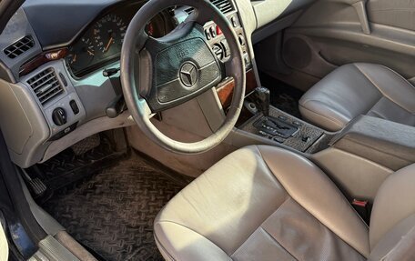 Mercedes-Benz E-Класс, 1996 год, 260 000 рублей, 4 фотография