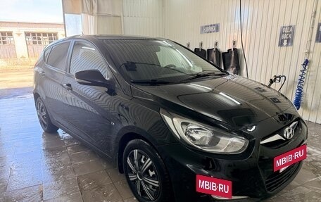 Hyundai Solaris II рестайлинг, 2011 год, 820 000 рублей, 3 фотография