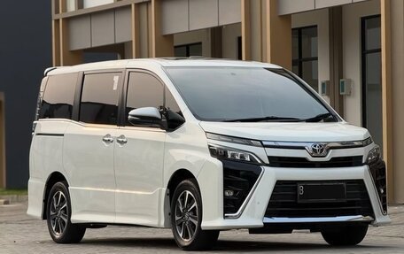 Toyota Voxy III, 2021 год, 2 330 000 рублей, 1 фотография