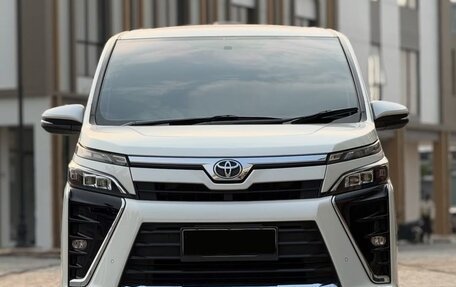 Toyota Voxy III, 2021 год, 2 330 000 рублей, 2 фотография