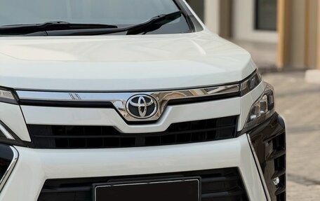 Toyota Voxy III, 2021 год, 2 330 000 рублей, 3 фотография