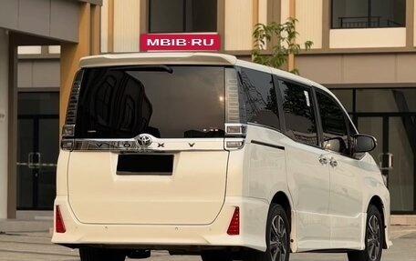 Toyota Voxy III, 2021 год, 2 330 000 рублей, 4 фотография