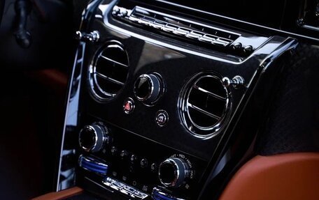 Rolls-Royce Cullinan, 2024 год, 65 000 000 рублей, 17 фотография