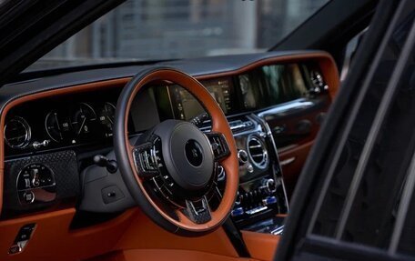 Rolls-Royce Cullinan, 2024 год, 65 000 000 рублей, 24 фотография