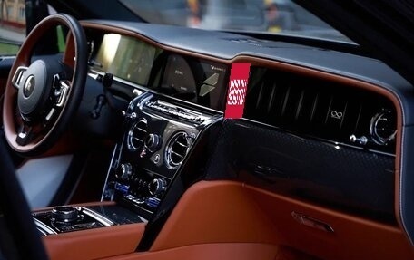 Rolls-Royce Cullinan, 2024 год, 65 000 000 рублей, 16 фотография