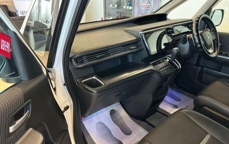 Honda Stepwgn IV, 2017 год, 1 730 000 рублей, 14 фотография