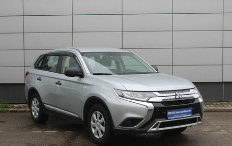 Mitsubishi Outlander III рестайлинг 3, 2021 год, 2 195 000 рублей, 3 фотография
