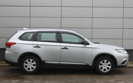 Mitsubishi Outlander III рестайлинг 3, 2021 год, 2 195 000 рублей, 5 фотография