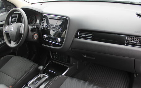 Mitsubishi Outlander III рестайлинг 3, 2021 год, 2 195 000 рублей, 11 фотография