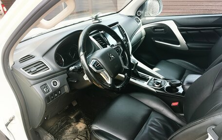 Mitsubishi Pajero Sport III рестайлинг, 2017 год, 2 850 000 рублей, 6 фотография