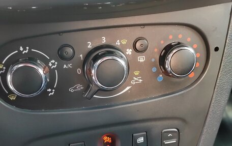 Renault Logan II, 2017 год, 820 000 рублей, 13 фотография