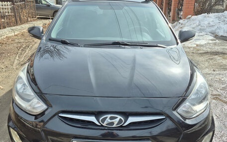 Hyundai Solaris II рестайлинг, 2011 год, 740 000 рублей, 1 фотография