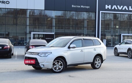Mitsubishi Outlander III рестайлинг 3, 2013 год, 1 387 000 рублей, 2 фотография